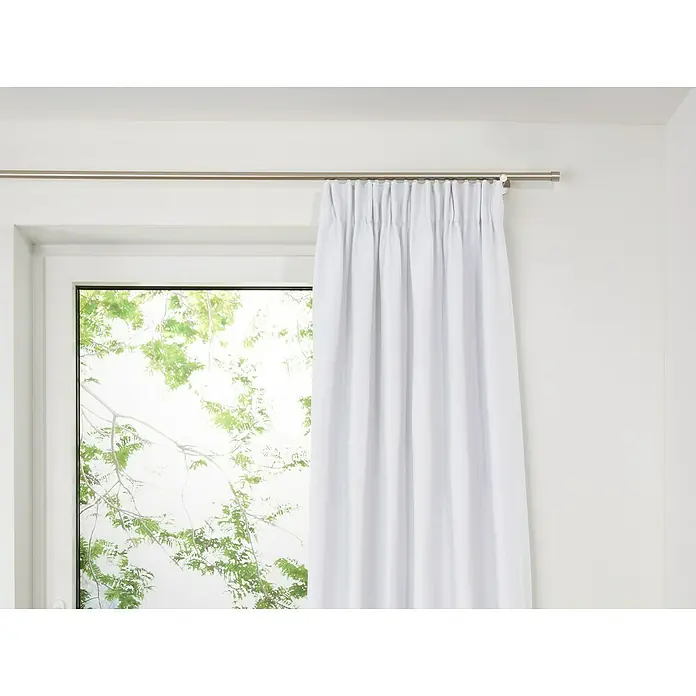 Schlaufenschal Dim - B x H: 135 x 245 cm, 100 % Polyester, Weiß - Detailaufnahme eines weißen Vorhangs an einer Gardinenstange, der sanft das Tageslicht filtert und eine helle, freundliche Atmosphäre schafft.