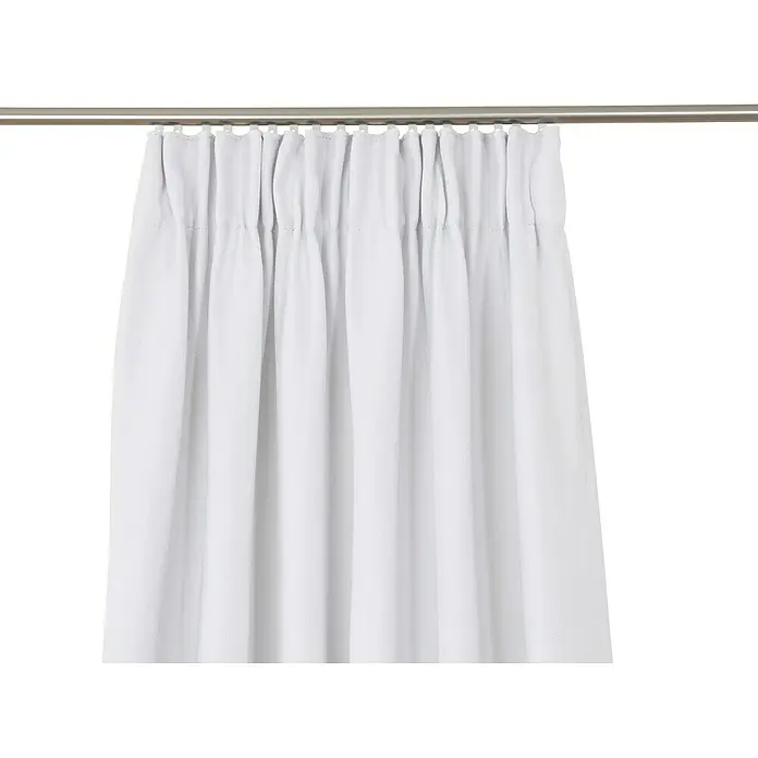 Schlaufenschal Dim - B x H: 135 x 245 cm, 100 % Polyester, Weiß - Ein strahlend weißer Vorhang hängt elegant an einer silbernen Gardinenstange, der eine schlichte, aber stilvolle Fensterdekoration bietet.