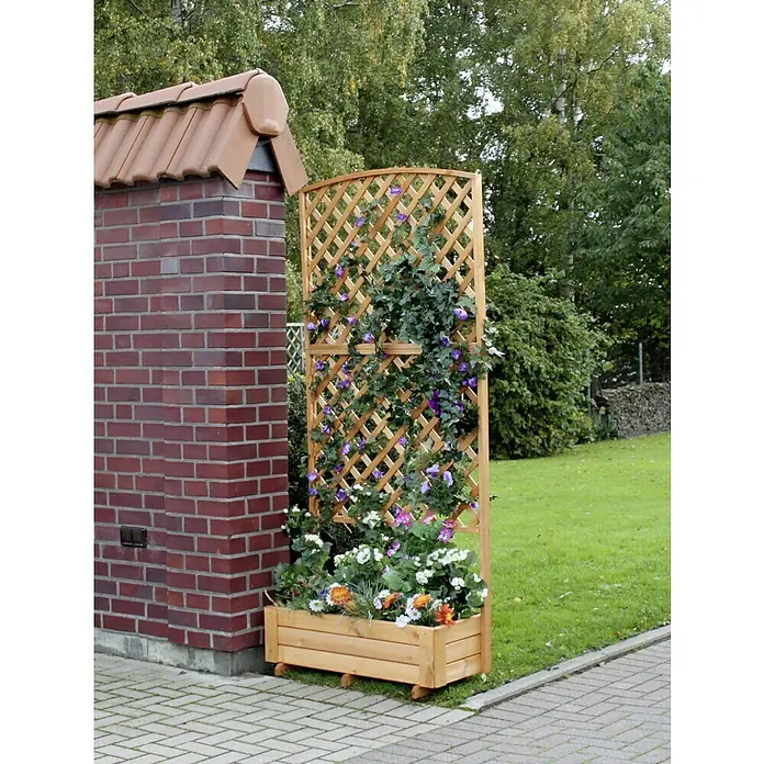 Promadino Pflanzkasten - Außenmaß (L x B x H): 91 x 41 x 205 cm, Holz, Honigbraun - Ein Pflanzkasten mit Rankgitter, geschmückt mit bunten Blumen und grünen Kletterpflanzen, steht neben einer Backsteinmauer.