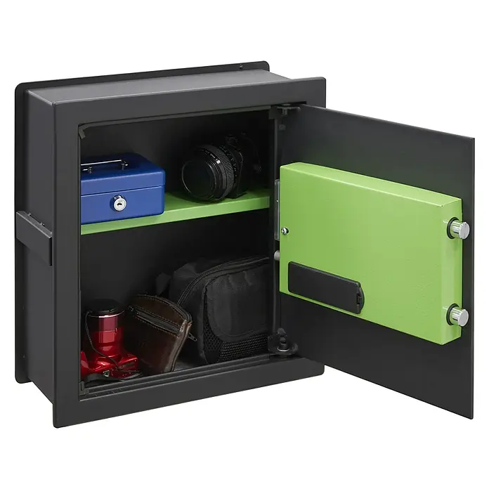 Arregui Kuro Caja fuerte empotrable - L x An x Al: 25 x 36 x 39 cm, Negro/Verde, 24 l - Una caja fuerte abierta con detalles verdes, que contiene varios objetos de valor, como una cámara, una billetera y una caja de caudales azul.