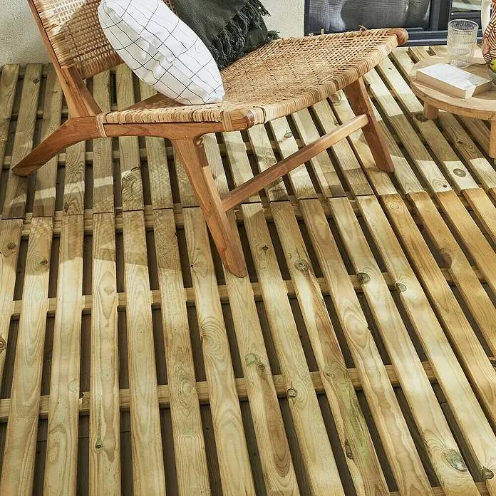 Cerland Loseta de madera Cleia - Pino, 100 x 100 x 3 cm, 1 ud. - Baldosas de madera para terraza que exhiben una acogedora área de descanso. Las baldosas crean un ambiente natural y acogedor en el exterior.