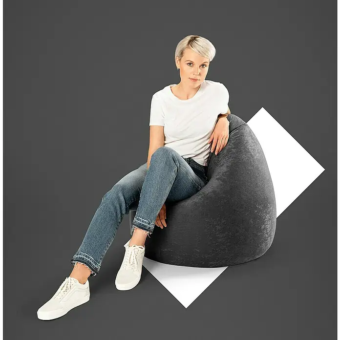 Sitting Point Sitzsack Beanbag Easy - XL, Anthrazit, 100 % Polyester - Eine Frau sitzt auf einem grauen Sitzsack mit weißem T-Shirt und Jeans, lässig und bequem. Gemütlicher Komfort für entspannte Momente.