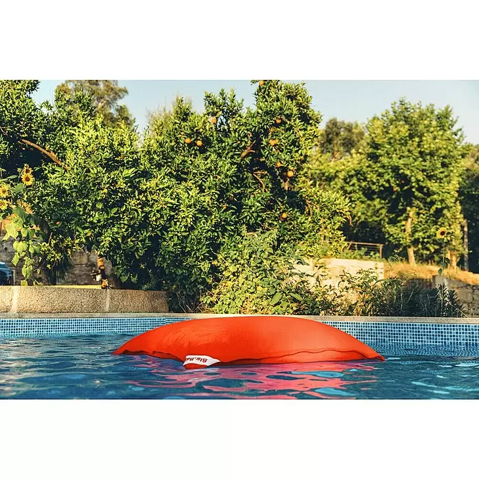 Sitzsack Swimming Bag - 115 x 142 x 20 cm, Anthrazit, 100 % Polyester - Orangener aufblasbarer Big-Bag Schwimmer im blauen Pool, umgeben von grünen Bäumen und Orangen.