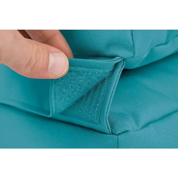 Sitting Point Sitzsack Twist Scuba - 90 x 70 x 80 cm, Petrol, 100 % Polyester/100 % Polyvinylchlorid - Detailaufnahme eines türkisfarbenen Kissens mit Klettverschluss, der geöffnet wird, um die Polsterung zu zeigen. Ideal für Outdoor-Möbel.