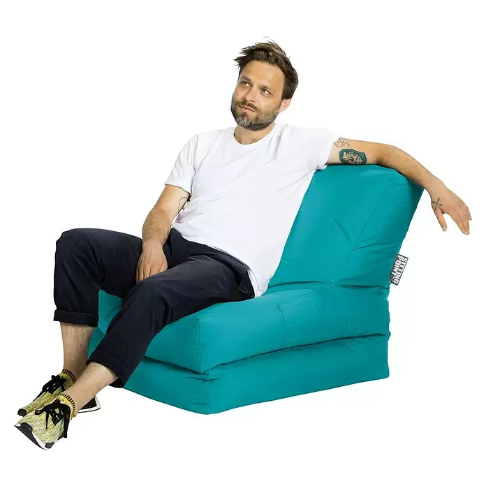 Sitting Point Sitzsack Twist Scuba - 90 x 70 x 80 cm, Petrol, 100 % Polyester/100 % Polyvinylchlorid - Türkises faltbares Bodenkissen, präsentiert mit einem Mann, der bequem sitzt, was sein vielseitiges Design und seinen Komfort hervorhebt.