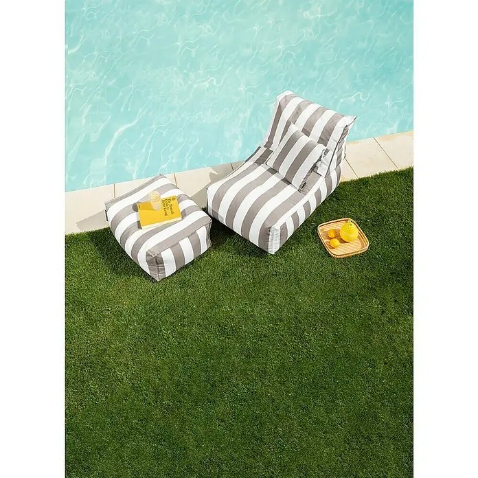 Sitting Point Sitzhocker Santorin Roll - 65 x 55 x 35 cm, Taupe/Weiß, 100 % Polypropylen - Ein stilvoller grau-weiß gestreifter Sitzsack-Liegestuhl und ein passender Hocker, ideal für entspannte Stunden im Freien.