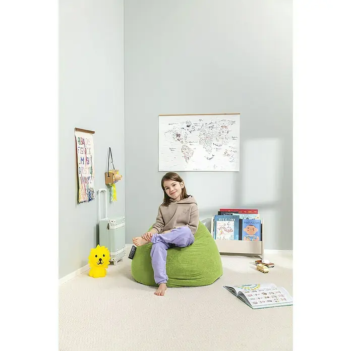 Sitting Point Sitzsack Beanbag Easy - L, Grün, 100 % Polyester - Ein Mädchen sitzt entspannt auf einem grünen Sitzsack in einem hellen Kinderzimmer, umgeben von Spielsachen und Büchern. Der Sitzsack ist ein bequemes Möbelstück.