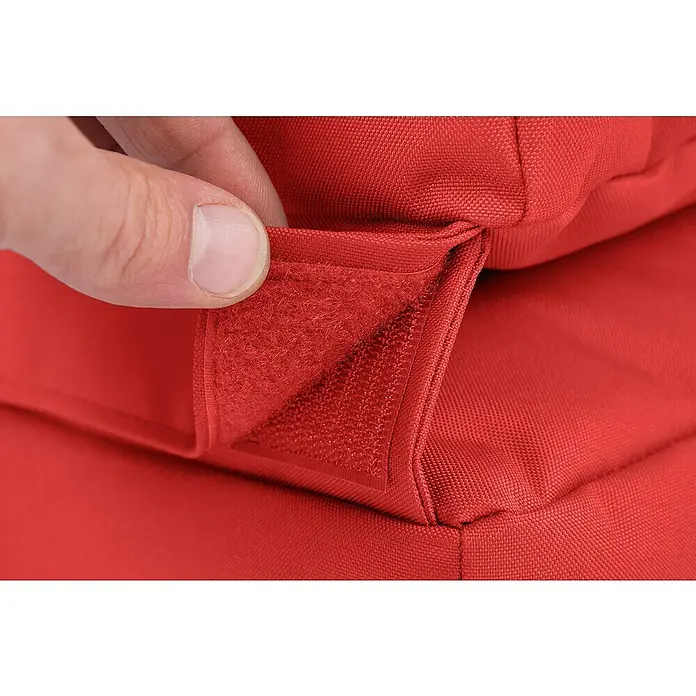 Sitting Point Sitzsack Twist Scuba90 x 70 x 80 cm, Rot, 100 % Polyester/100 % Polyvinylchlorid - Nahaufnahme eines roten Kissenbezugs mit Klettverschluss, der eine einfache Befestigung und sicheren Halt für Möbel im Freien ermöglicht.