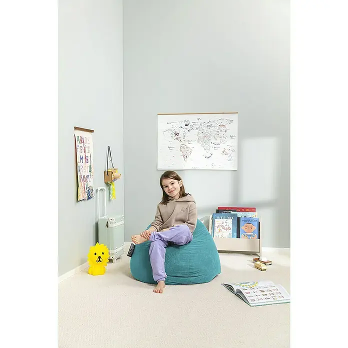Sitting Point Sitzsack Beanbag Easy - L, Smaragd, 100 % Polyester - Mädchen sitzt auf einem blauen Sitzsack in einem Kinderzimmer. Dekoratives Kinderzimmer mit Weltkarte und Spielzeug.