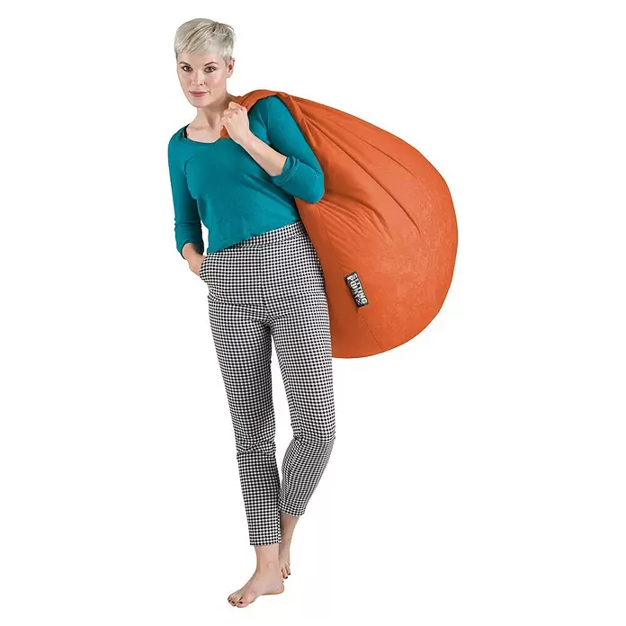 Sitting Point Sitzsack Beanbag Easy - XL, Orange, 100 % Polyester - Eine Frau trägt einen großen, weichen, orangefarbenen Sitzsack über der Schulter.