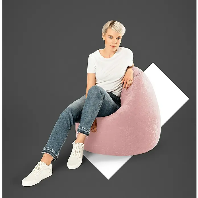 Sitting Point Sitzsack Beanbag Easy - XL, Altrose, 100 % Polyester - Eine stilvolle Frau sitzt entspannt auf einem rosafarbenen Sitzsack und präsentiert dessen Komfort und modernes Design.