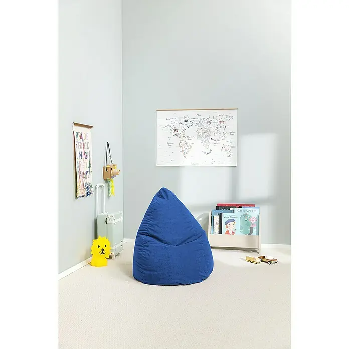 Sitting Point Sitzsack Beanbag Easy - L, Dunkelblau, 100 % Polyester - Eine gemütliche Ecke in einem Kinderzimmer mit einem blauen Sitzsack, einer Weltkarte und Spielsachen, die zum Entspannen und Spielen einladen.