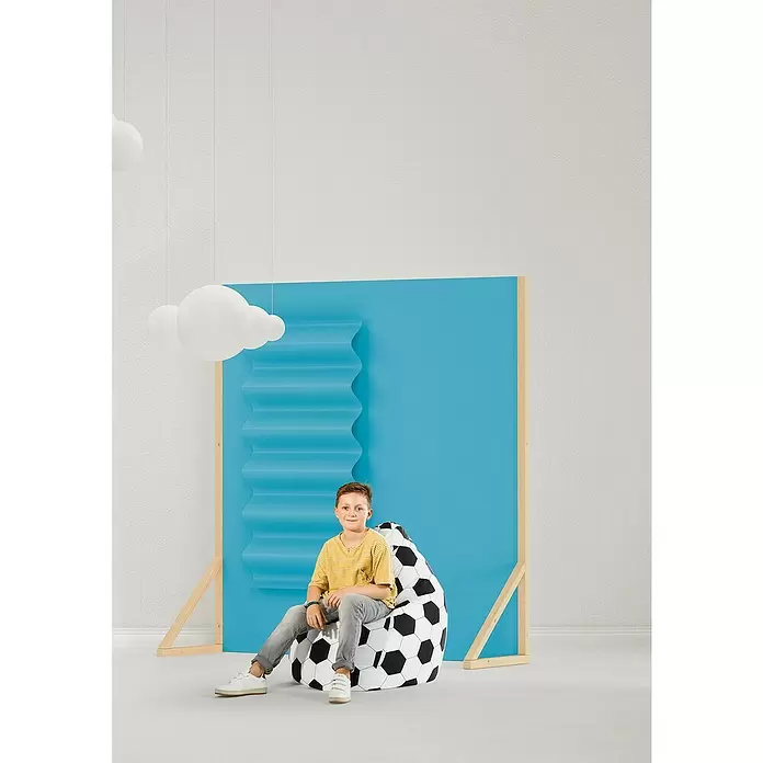 Sitting Point Sitzsack Beanbag Fußball - XL, Schwarz/Weiß, 100 % Baumwolle - Ein Junge sitzt bequem auf einem schwarz-weißen Fußball-Sitzsack in einem modernen Raum.