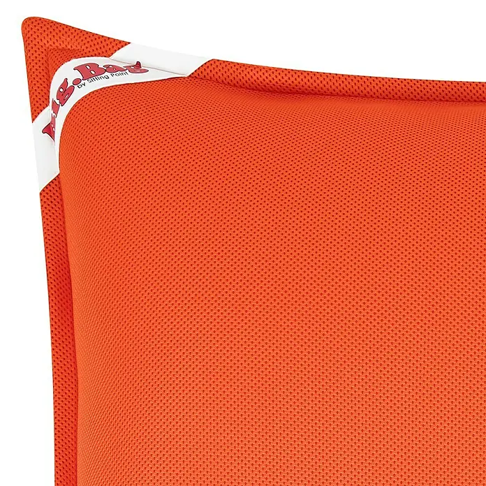 Sitzsack Swimming Bag - 115 x 142 x 20 cm, Orange, 100 % Polyester - Nahaufnahme eines orangefarbenen Sitzkissens "Big Bag" von Sitting Point mit weißem Rand und kleinem Markenlogo.