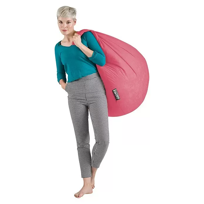Sitting Point Sitzsack Beanbag Easy - XL, Pink, 100 % Polyester - Frau trägt einen großen pinkfarbenen Sitzsack über der Schulter.