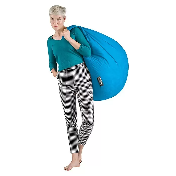 Sitting Point Sitzsack Beanbag Easy - XL, Blau, 100 % Polyester - Frau trägt einen großen, blauen Sitting Points Sitzsack über der Schulter.