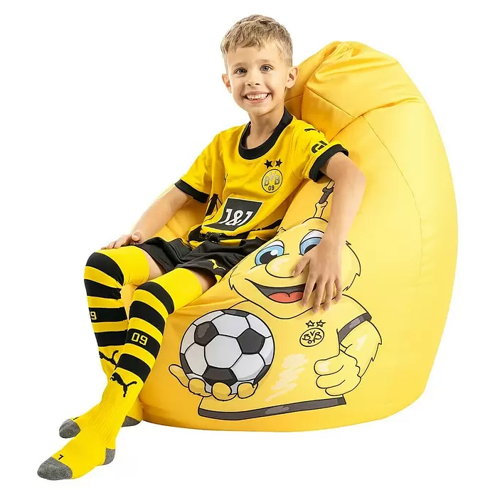 Sitting Point Sitzsack VIP Beanbag - XL, BVB Emma, 100 % Polyester - Gelber Sitzsack mit Comic-Bienenfigur, die einen Fußball hält, von einem Kind genutzt.