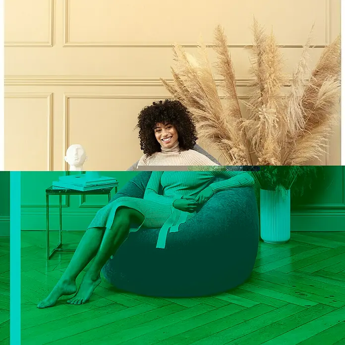 Sitting Point Sitzsack Beanbag Easy - XL, Grau, 100 % Polyester - Frau sitzt entspannt in einem grauen Sitzsack mit Turtleneck-Kleid in einem Zimmer mit minimalistischem Dekor.