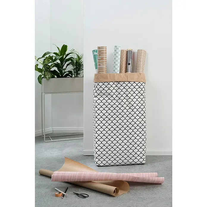 Sitting Point Polystyrolkugel Nachfüllpack - 60 l, Weiß - Ein geräumiger Geschenkpapier-Organizer mit Fischschuppenmuster, gefüllt mit bunten Papierrollen, und Geschenkpapier auf dem Boden.