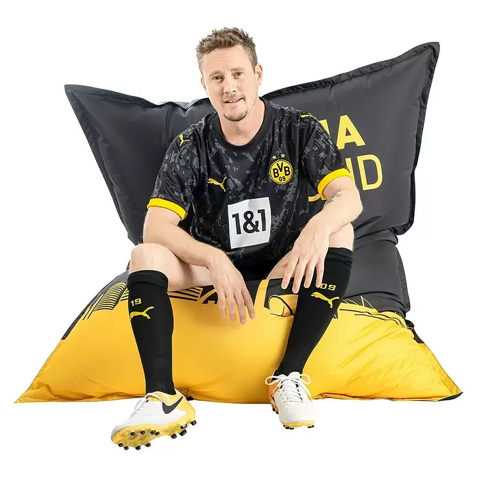 Sitting Point Sitzsack VIP Big Bag - 170 x 130 cm, BVB, 100 % Polyester - Schwarz-gelber BVB Sitzsack, auf dem ein Mann im Trikot sitzt.