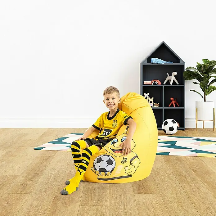 Sitting Point Sitzsack VIP Beanbag - XL, BVB Emma, 100 % Polyester - Junge sitzt auf einem gelben BVB-Beanbag mit Maskottchen-Motiv, das mit einer Fußballmannschaft in Verbindung steht. Perfekt für Kinderzimmer und Spielzimmer.