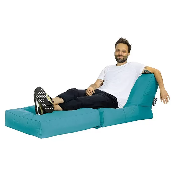 Sitting Point Sitzsack Twist Scuba - 90 x 70 x 80 cm, Petrol, 100 % Polyester/100 % Polyvinylchlorid - Türkise modulare Sitzsackliege, auf der eine Person bequem entspannt.