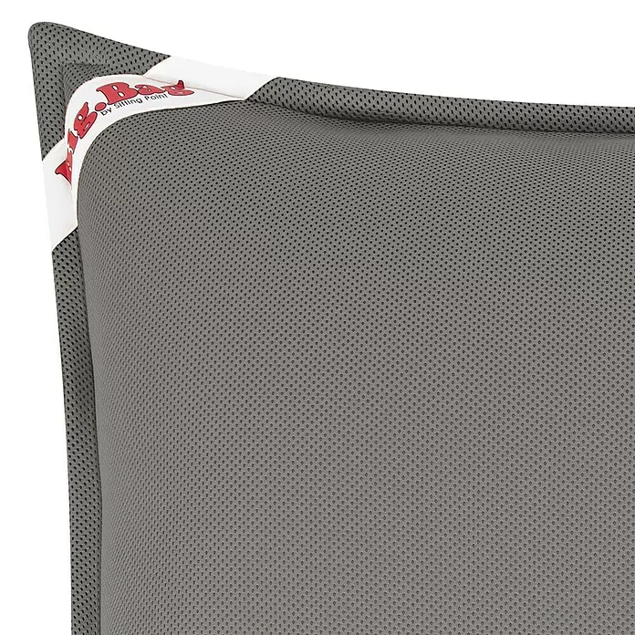 Sitzsack Swimming Bag - 115 x 142 x 20 cm, Anthrazit, 100 % Polyester - Ecke eines grauen perforierten Netzstoff-Sitzmöbels mit weißem Markenetikett.