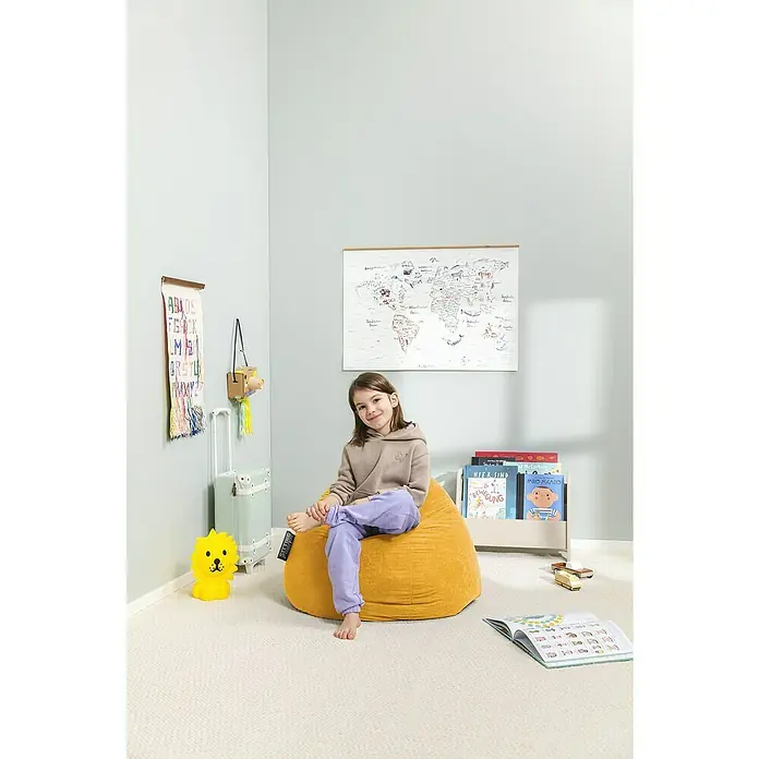 Sitting Point Sitzsack Beanbag Easy - L, Gelb, 100 % Polyester - Mädchen entspannt auf einem gelben Sitzsack im Kinderzimmer, neben Spielzeug und einem Bücherregal. Der Sitzsack bietet bequemen Komfort zum Lesen und Spielen.