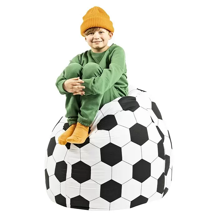 Sitting Point Sitzsack Beanbag Fußball - XL, Schwarz/Weiß, 100 % Baumwolle - Lächelndes Kind sitzt auf einem schwarz-weißen Fußball-Sitzsack.
