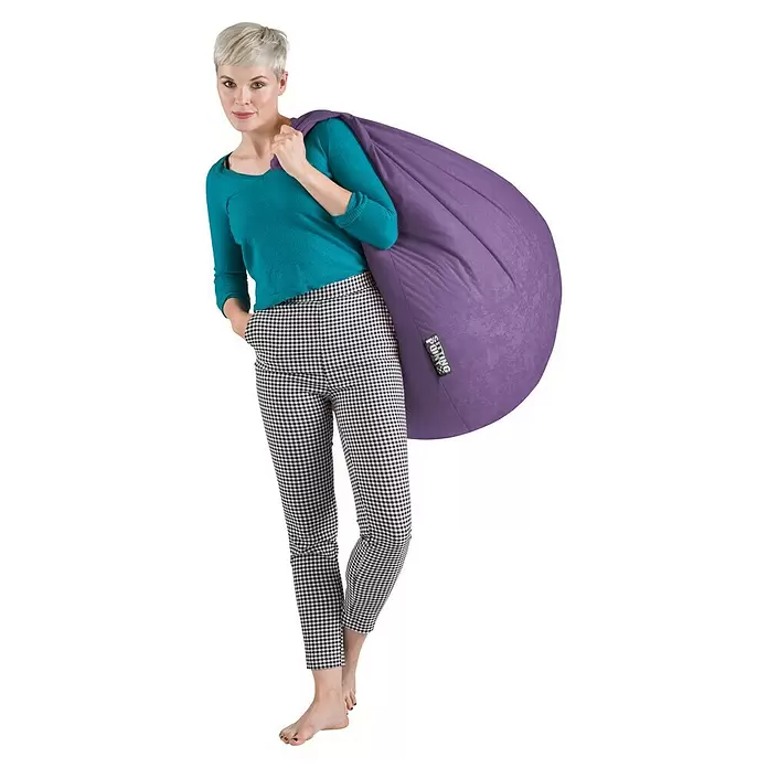 Sitting Point Sitzsack Beanbag Easy - XL, Lila, 100 % Polyester - Lila Sitzsack, von einer Frau getragen, um Größe und Tragbarkeit hervorzuheben.
