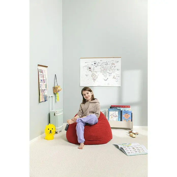 Sitting Point Sitzsack Beanbag Easy - L, Rot, 100 % Polyester - Kind sitzt entspannt auf einem roten Sitzsack im Kinderzimmer mit Weltkarte, Spielzeug und Büchern.