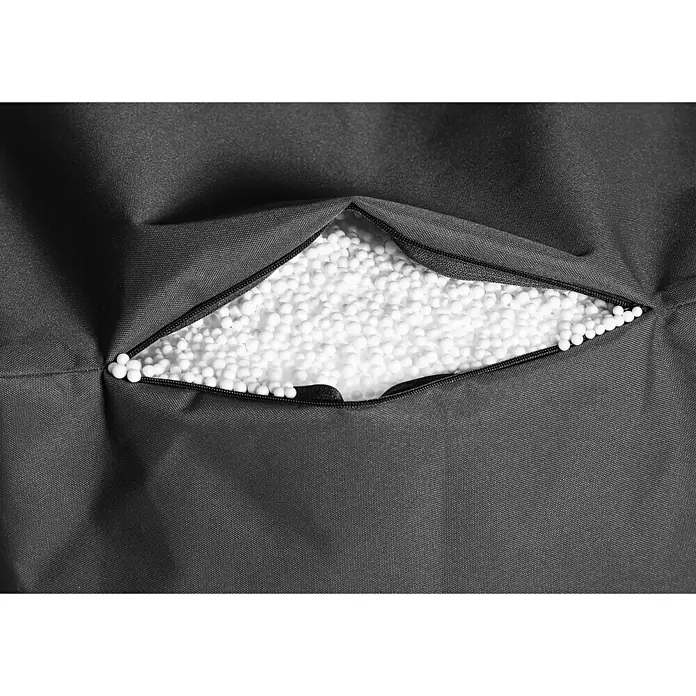 Sitting Point Sitzhocker Cube Scuba - 40 x 40 x 40 cm, Schwarz, 100 % Polyester - Nahaufnahme eines teilweise geöffneten schwarzen Stoffbezugs, der mit weißen Polystyrolkugeln gefüllt ist und einen Einblick in das Füllmaterial bietet.