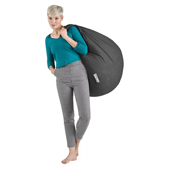 Sitting Point Sitzsack Beanbag Easy - XL, Anthrazit, 100 % Polyester - Dunkelgrauer Stoff-Sitzsack über der Schulter einer Person getragen.