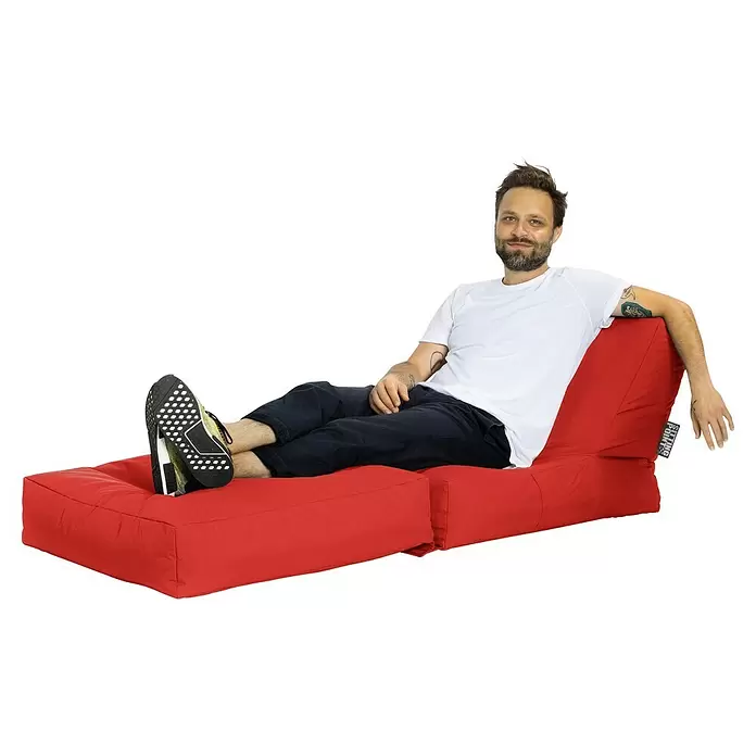 Sitting Point Sitzsack Twist Scuba - 90 x 70 x 80 cm, Rot, 100 % Polyester/100 % Polyvinylchlorid - Roter modularer Sitzsack-Loungesessel mit einem entspannenden Mann, der seinen Komfort und sein anpassungsfähiges Design zeigt.