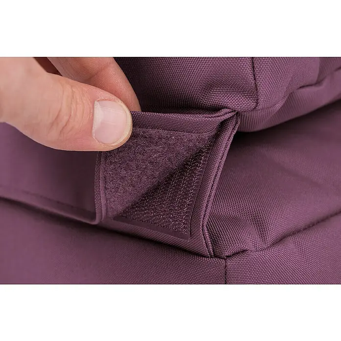 Sitting Point Sitzsack Twist Scuba - 90 x 70 x 80 cm, Aubergine, 100 % Polyester/100 % Polyvinylchlorid - Nahaufnahme eines violetten Sitzkissens mit Klettverschluss, das von einer Hand gehalten wird. Praktisch und sicher für Möbel.