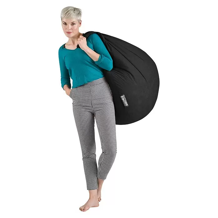Sitting Point Sitzsack Beanbag Easy - XL, Schwarz, 100 % Polyester - Eine Frau trägt einen großen, bequemen schwarzen Sitzsack über der Schulter.