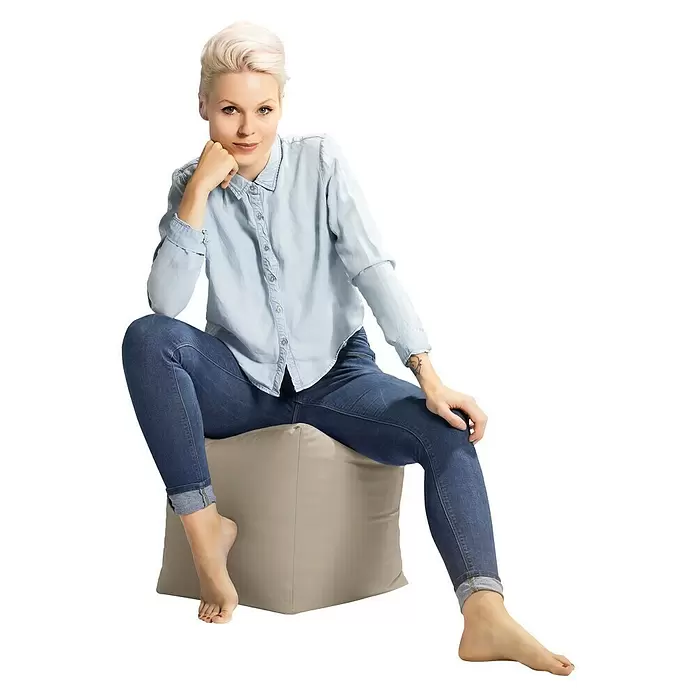 Sitting Point Sitzhocker Cube Scuba - 40 x 40 x 40 cm, Khaki, 100 % Polyester - Beiger Hocker, der von einer lässig gekleideten Frau als Sitzgelegenheit genutzt wird.