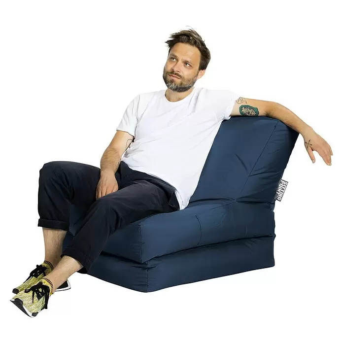 Sitting Point Sitzsack Twist Scuba - 90 x 70 x 80 cm, Jeansblau, 100 % Polyester - Dunkelblauer faltbarer Bodenstuhl/Loungesessel mit einem bequem sitzenden Mann, der nach oben blickt.