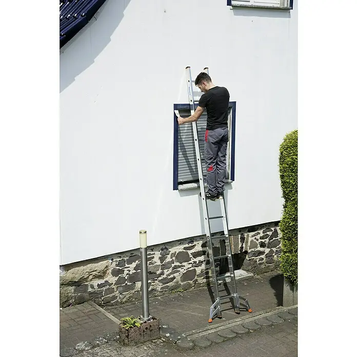 Krause Monto Mehrzweckleiter Tribilo - Arbeitshöhe: 9,3 m, Anzahl Tritte: 36 Stk., Belastbarkeit: 150 kg, Aluminium - Mann auf Leiter vor Fenster beim Hausanstrich.