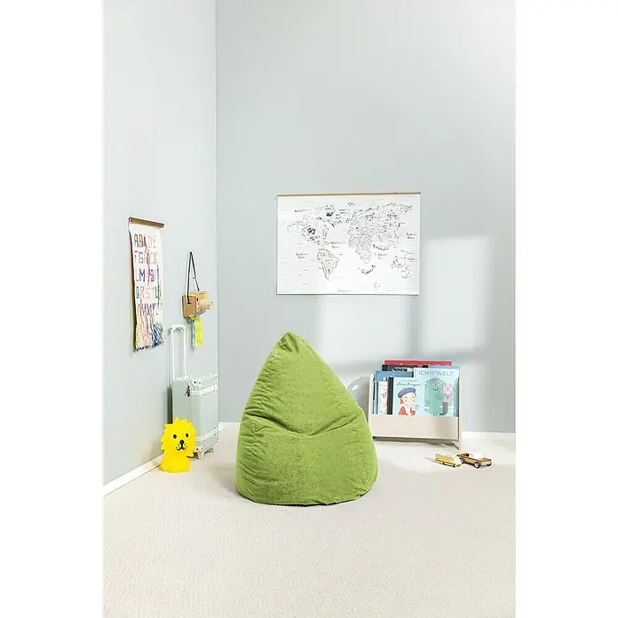 Sitting Point Sitzsack Beanbag Easy - L, Grün, 100 % Polyester - Ein gemütlicher grüner Sitzsack in einem hellen Kinderzimmer, ideal zum Entspannen und Lesen. Bücherregal und Wanddeko im Hintergrund runden das Bild ab.