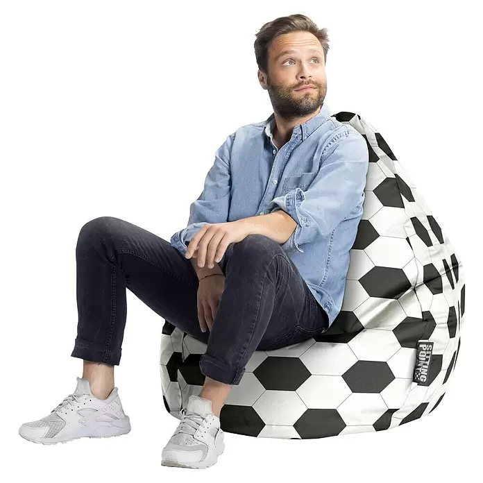 Sitting Point Sitzsack Beanbag Fußball - XL, Schwarz/Weiß, 100 % Baumwolle - Mann sitzt auf einem schwarz-weiß gemusterten Sitzsack im Fußball-Design.