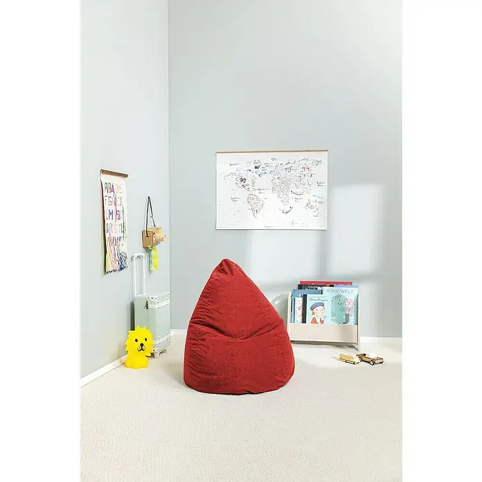 Sitting Point Sitzsack Beanbag Easy - L, Rot, 100 % Polyester - Dieses Bild zeigt einen roten Sitzsack in einem hellen Kinderzimmer, ergänzt durch eine Weltkarte und eine Bücherregal.