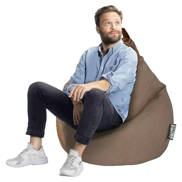 Sitting Point Sitzsack Beanbag Jamie - XL, Braun, 100 % Polyester - Brauner, Wildleder-ähnlicher Sitzsack mit einem bequem sitzenden Mann, der nach oben blickt.