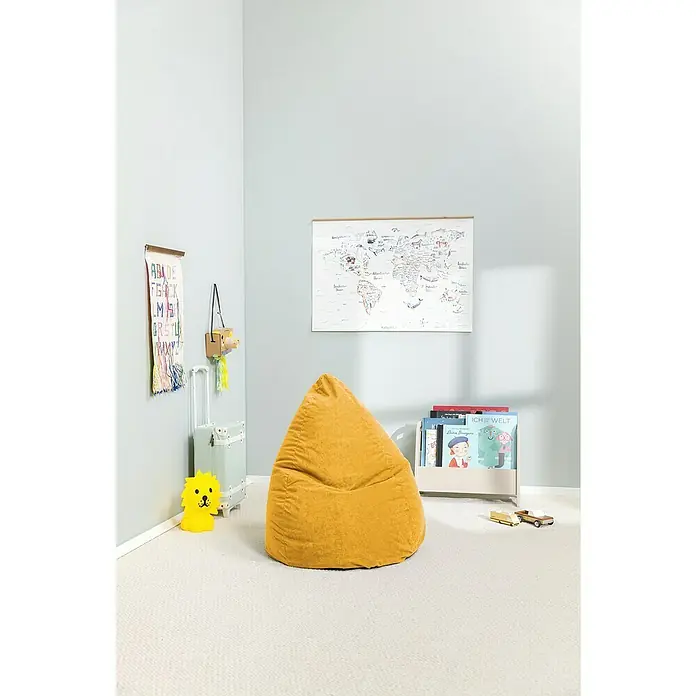 Sitting Point Sitzsack Beanbag Easy - L, Gelb, 100 % Polyester - Gelber Sitzsack aus Cord im Kinderzimmer, ergänzt durch Weltkarte, Bücherregal und Spielzeug für eine gemütliche Atmosphäre.