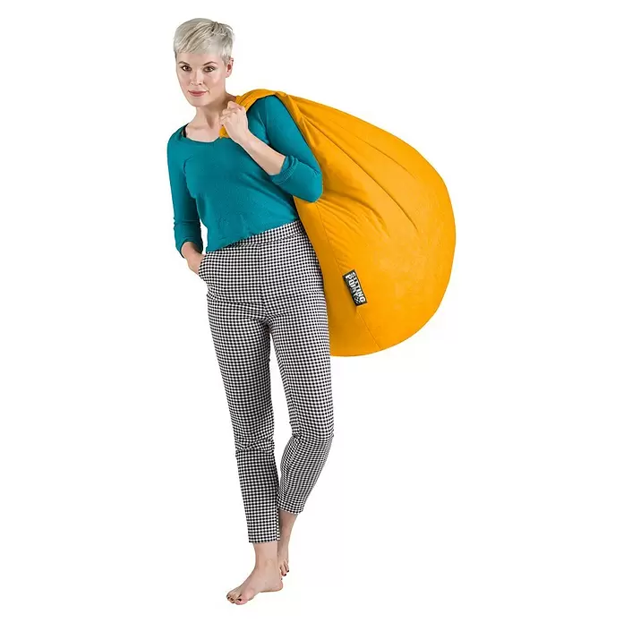 Sitting Point Sitzsack Beanbag Easy - XL, Gelb, 100 % Polyester - Frau trägt einen großen, leuchtend gelben Sitting Point Sitzsack, der sein weiches Material und seine Portabilität zeigt.