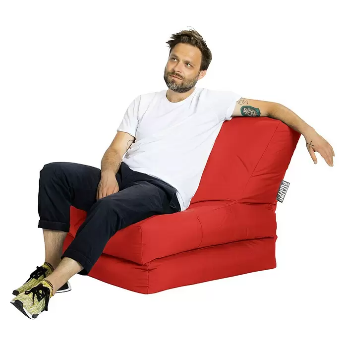 Sitting Point Sitzsack Twist Scuba - 90 x 70 x 80 cm, Rot, 100 % Polyester/100 % Polyvinylchlorid - Rotes faltbares Bodenkissen. Ein Mann sitzt bequem darauf und zeigt sein weiches, vielseitiges Design.