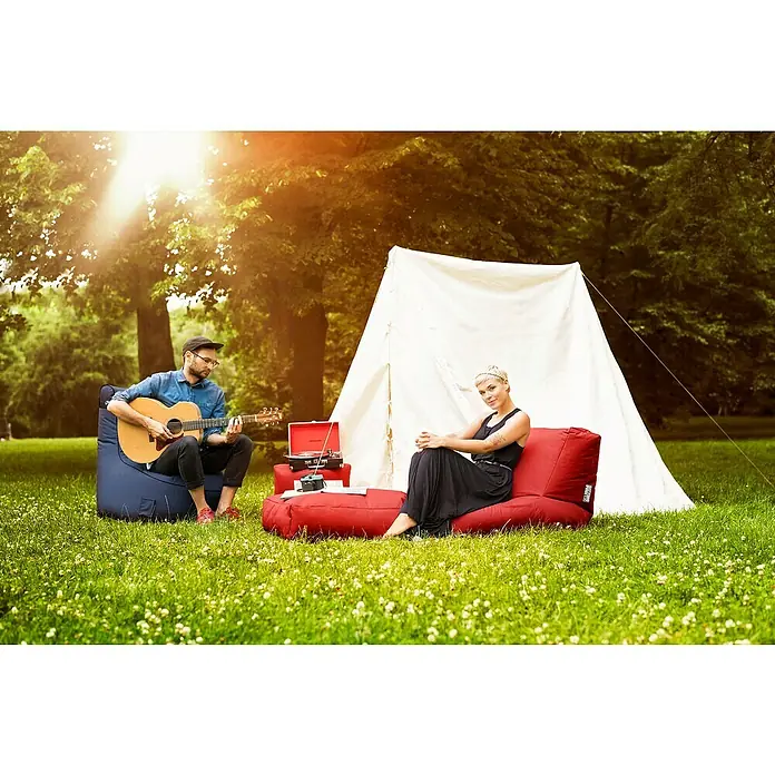 Sitting Point Sitzsack Twist Scuba - 90 x 70 x 80 cm, Rot, 100 % Polyester/100 % Polyvinylchlorid - Ein Paar entspannt auf Fatboy Sitzsäcken im Freien mit Gitarre und Schallplattenspieler, vor einem Zelt.