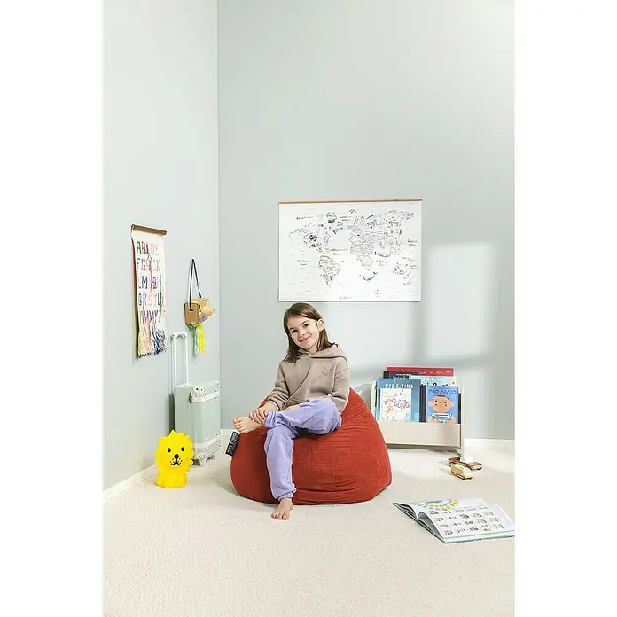 Sitting Point Sitzsack Beanbag Easy - L, Tomate, 100 % Polyester - Mädchen entspannt auf einem Sitting Point Sitzsack im Kinderzimmer. Der Sitzsack in warmem Rot ist ein bequemes und stilvolles Möbelstück.