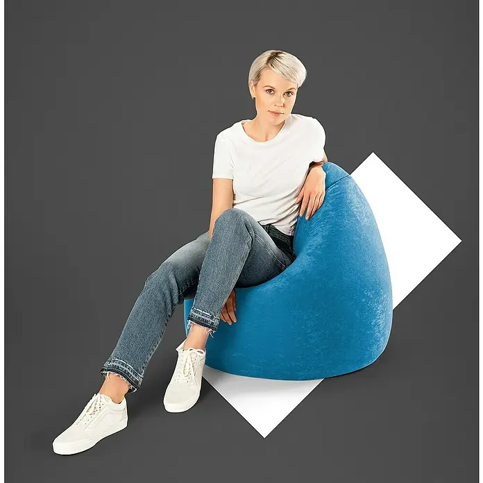 Sitting Point Sitzsack Beanbag Easy - XL, Blau, 100 % Polyester - Eine Frau sitzt auf einem blauen Sitzsack. Der Sitzsack ist weich und bequem. Perfekt zum Entspannen und Lesen.