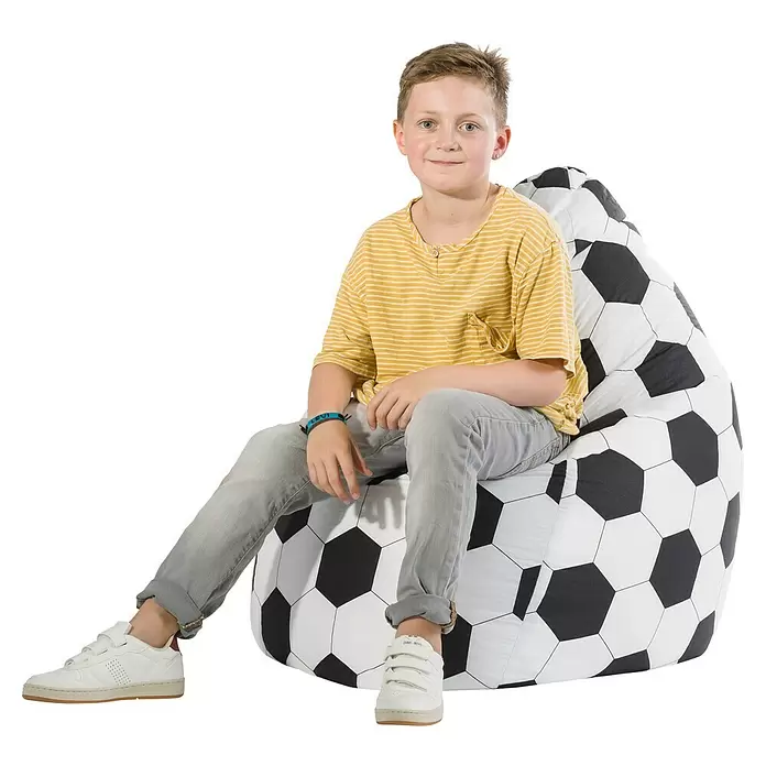 Sitting Point Sitzsack Beanbag Fußball - XL, Schwarz/Weiß, 100 % Baumwolle - Ein kleiner Junge sitzt auf einem schwarz-weißen Fußball-Sitzsack.